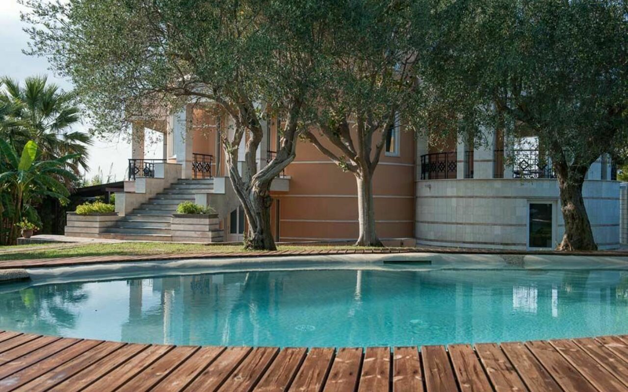 Villa Vendicari: bassin, Extérieur