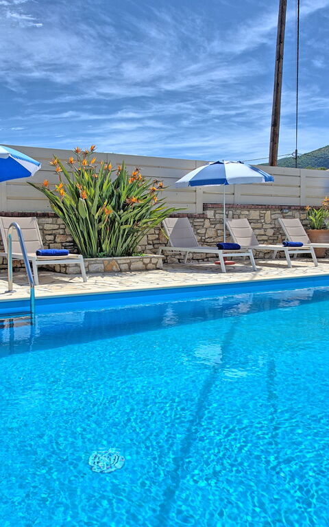 Acharavi Beach Villa: bassin, Extérieur