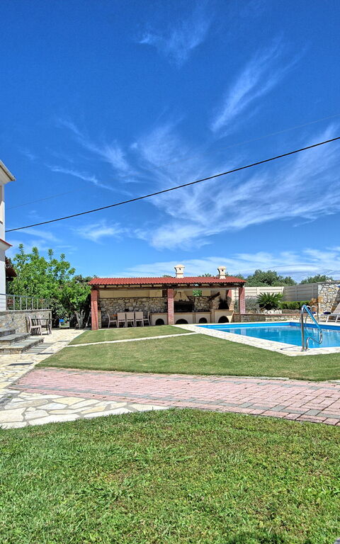 Acharavi Beach Villa: bassin, Extérieur, Jardin