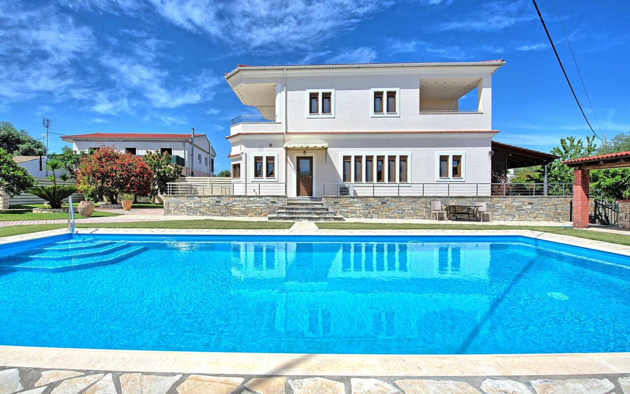 Acharavi Beach Villa: bassin, Été, Extérieur