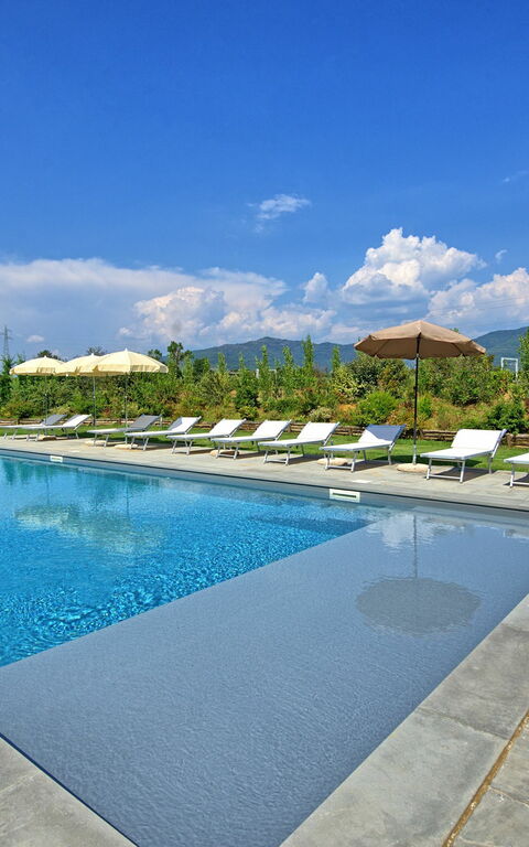 Villa Cangeli: bassin, Extérieur