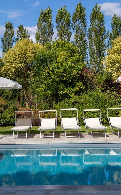 Villa Cangeli: bassin, Extérieur