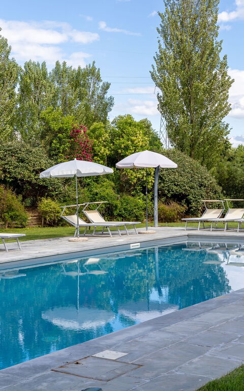 Villa Cangeli: bassin, Extérieur