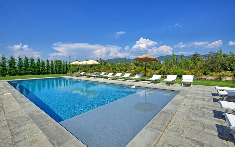 Villa Cangeli: bassin, Extérieur