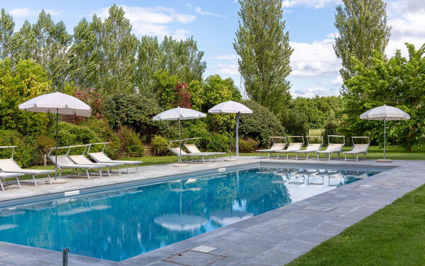 Villa Cangeli: bassin, Extérieur