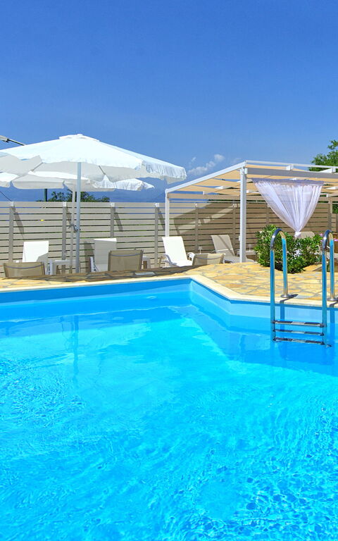 Villa Giador: bassin, Extérieur