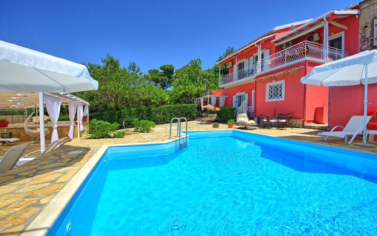 Villa Giador: bassin, Extérieur