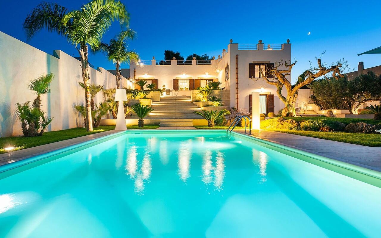 Villa Pigna Bianca: bassin, Extérieur