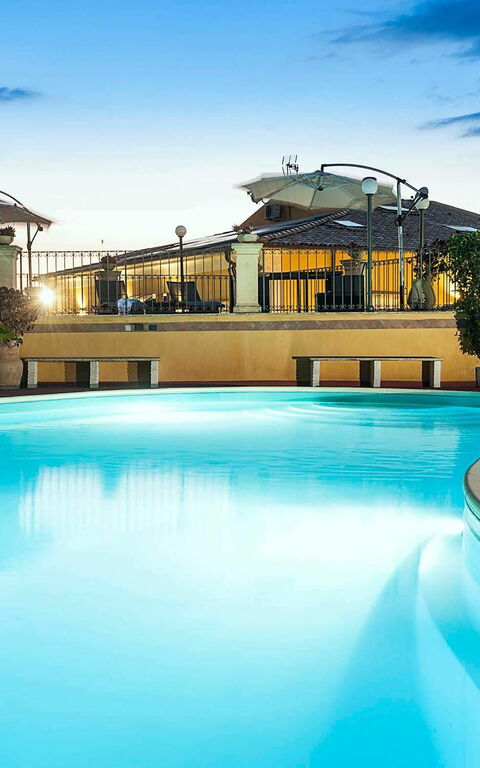 Villa Carolina: bassin, Extérieur