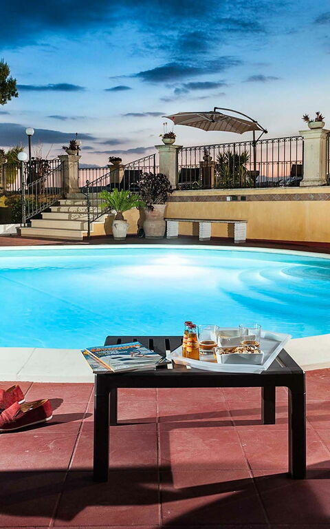 Villa Carolina: bassin, Extérieur