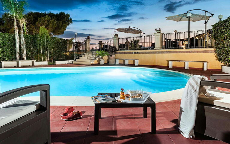 Villa Carolina: bassin, Extérieur