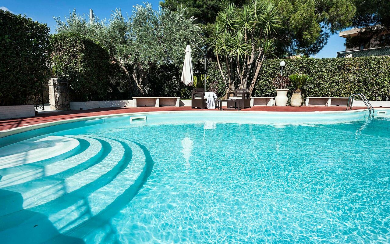 Villa Carolina: bassin, Extérieur