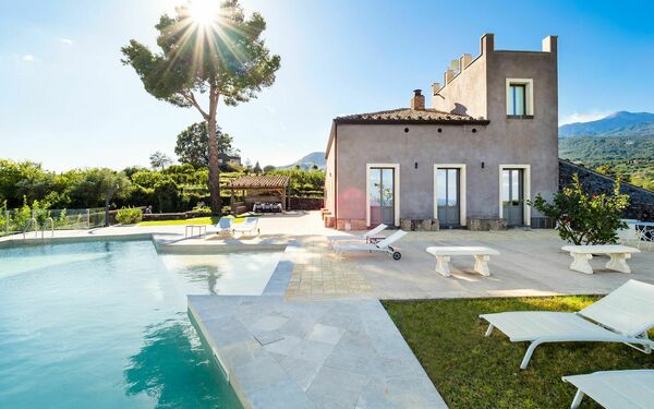 Villa Torre Etnea: bassin, Extérieur