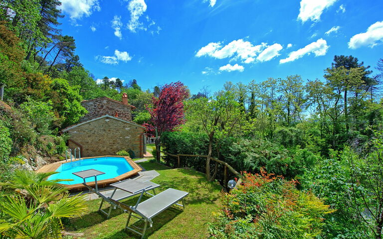 Casale Di Cozzile: bassin, Jardin