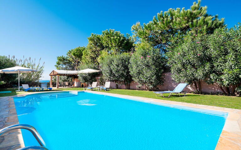 Beachfront Villa Rania: bassin