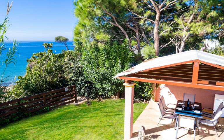 Beachfront Villa Rania: Balcon / Terrasse / Patio, Extérieur, Jardin