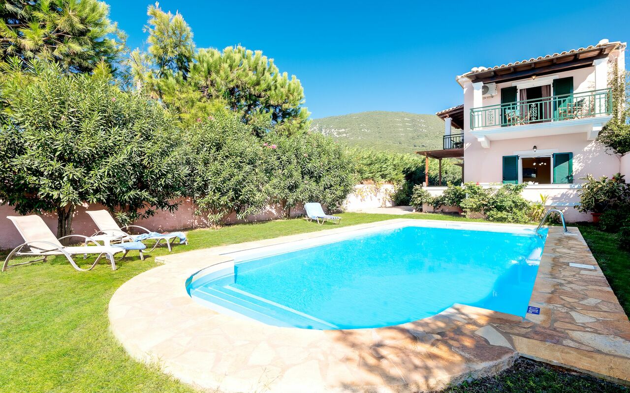 Beachfront Villa Rania: bassin