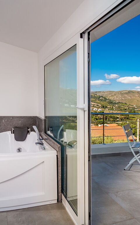 Villa Scire: Balcon / Terrasse / Patio, Extérieur, jacuzzi