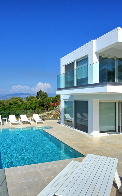 Villa Nafsika: bassin, Extérieurs