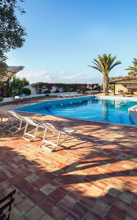 Villa Cala Mancina: bassin, Extérieur