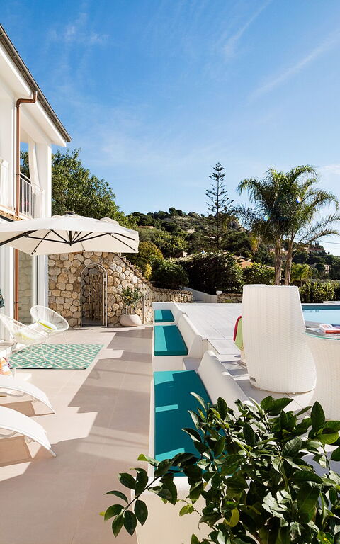 Villa Pales: bassin, Extérieur