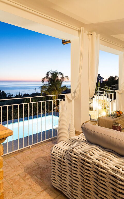 Villa Pales: Balcon / Terrasse / Patio, bassin, Extérieur, Vues