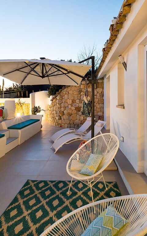 Villa Pales: bassin, Extérieur