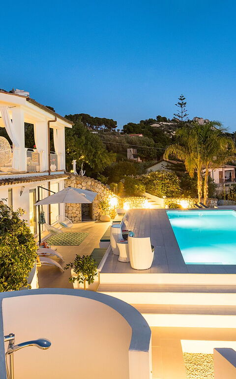 Villa Pales: bassin, Extérieur