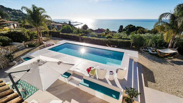 Villa Pales: bassin, Vues