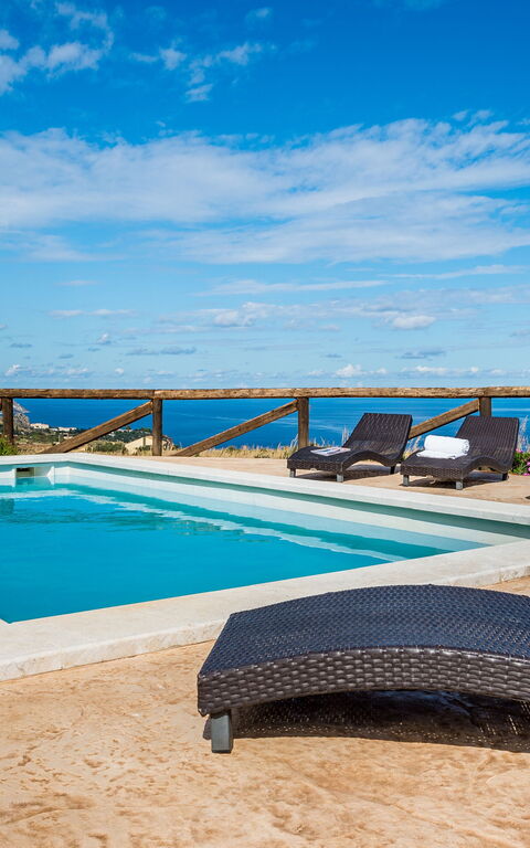 Villa Livreri: bassin, Extérieur