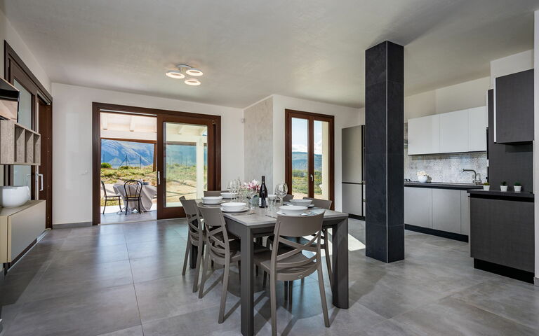 Villa Livreri: Cuisine, Salle à manger