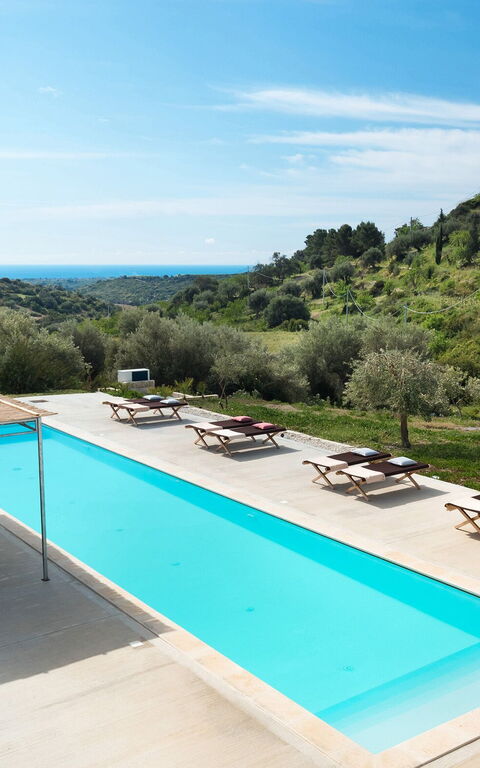 Villa Contra: bassin, Extérieur