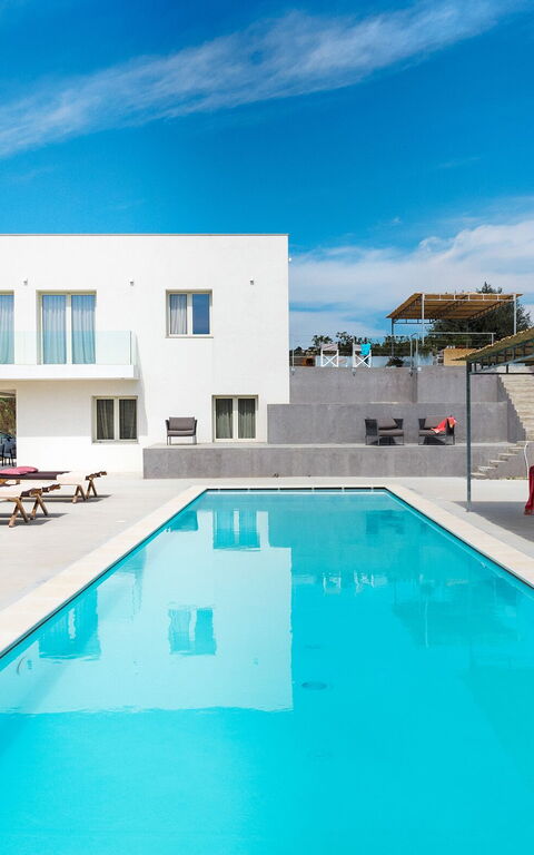 Villa Contra: bassin, Extérieur