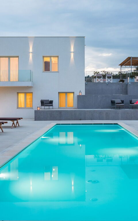 Villa Contra: bassin, Extérieur