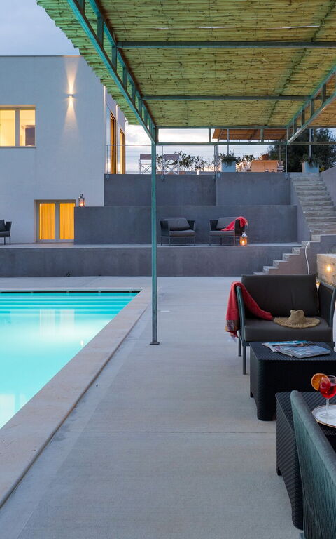 Villa Contra: bassin, Extérieur