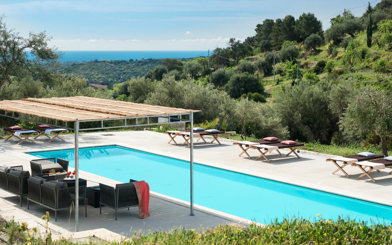 Villa Contra: bassin, Extérieur