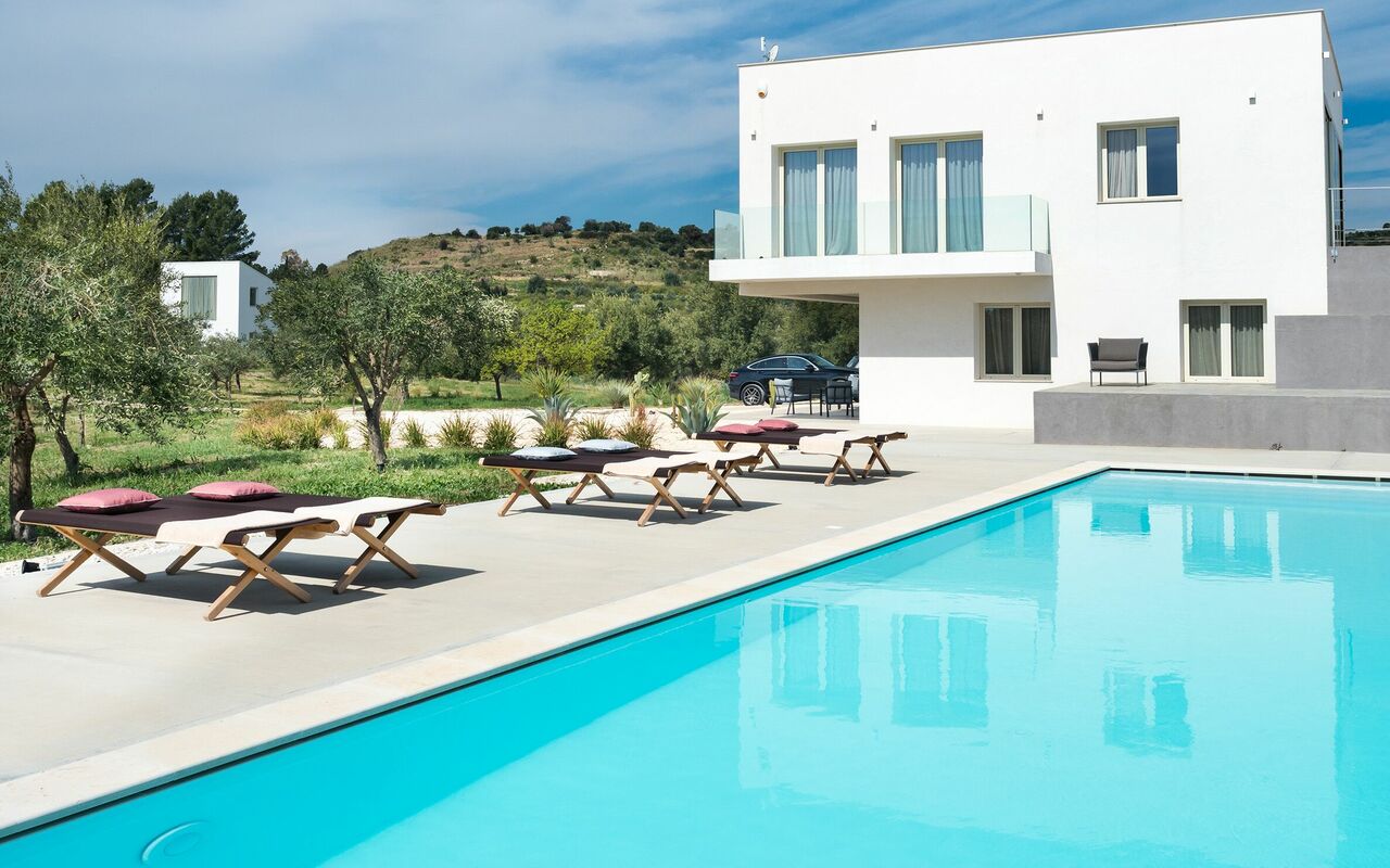 Villa Contra: bassin, Extérieur