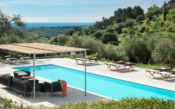 Villa Contra: bassin, Extérieur