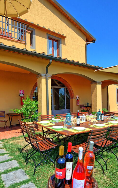 Nicola: Extérieur, Jardin