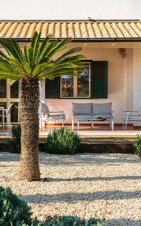 Anny: Extérieurs, Jardin