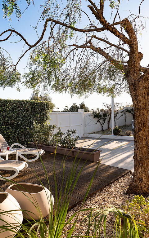 Anny: Extérieurs, Jardin