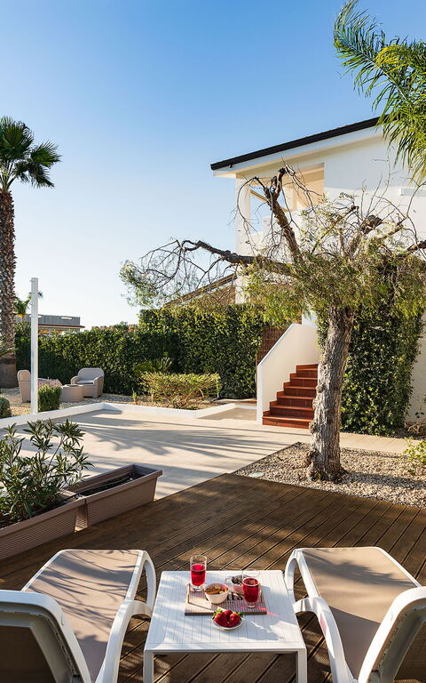 Anny: Extérieurs, Jardin