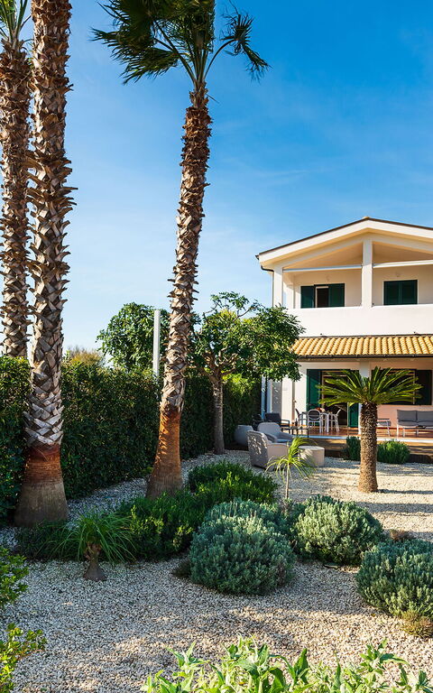 Anny: Extérieurs, Jardin