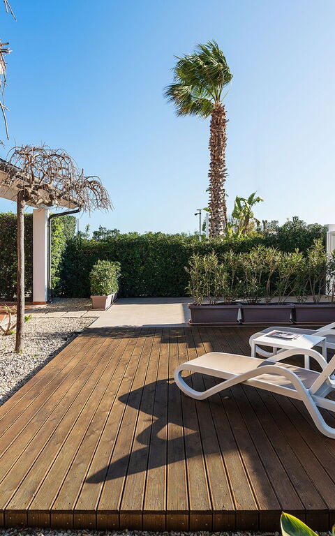 Anny: Extérieurs, Jardin