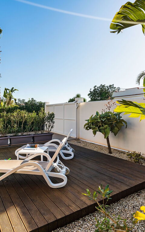 Anny: Extérieurs, Jardin