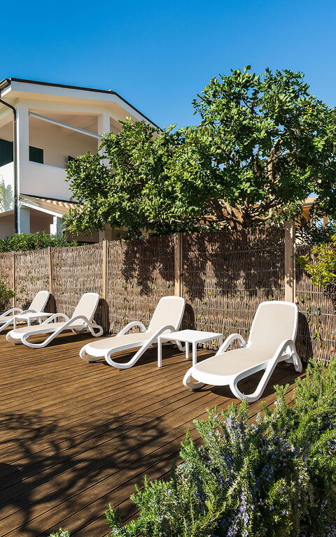 Anny: Extérieurs, Jardin