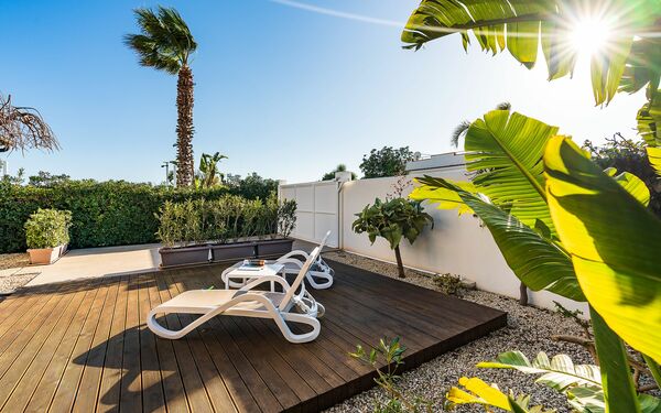 Anny: Extérieurs, Jardin