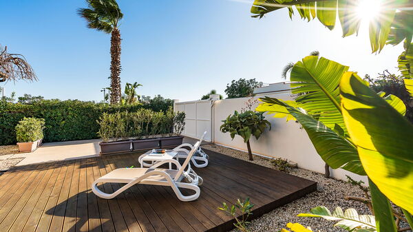 Anny: Extérieurs, Jardin