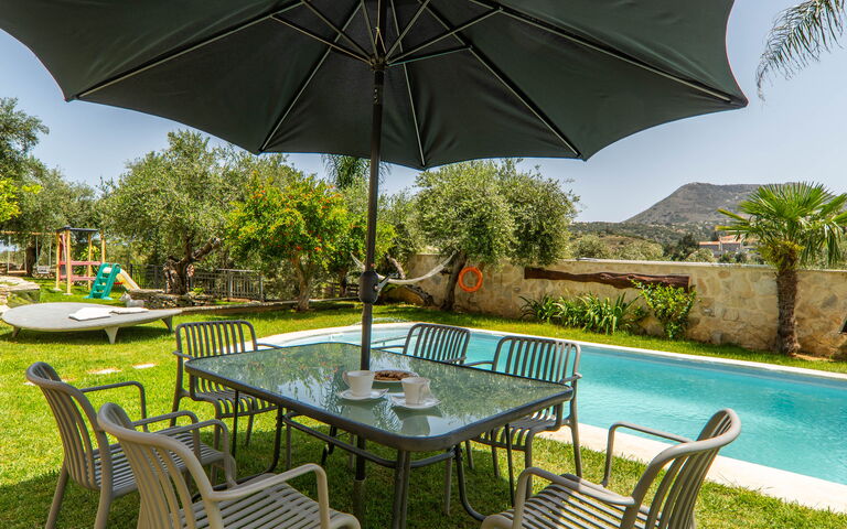 Villa Eftychia: bassin, Extérieur, Jardin