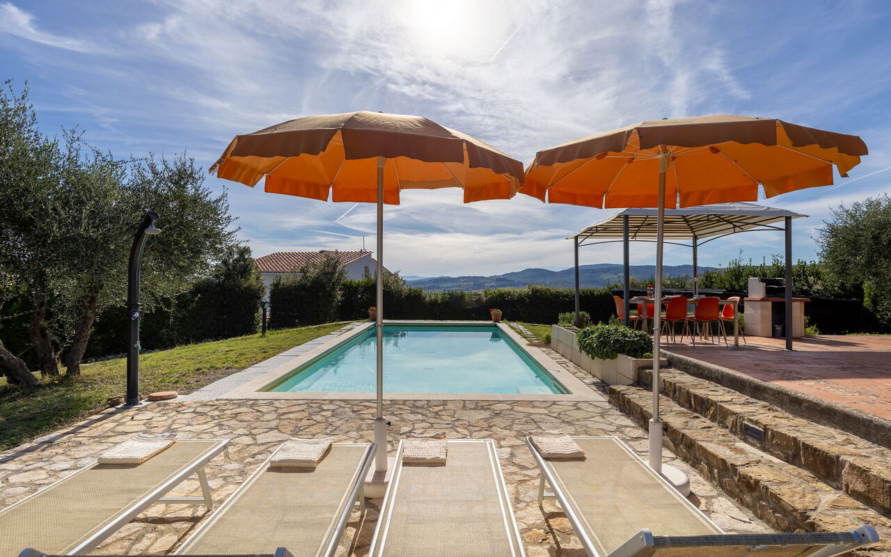 Villa Renina: bassin, Extérieur